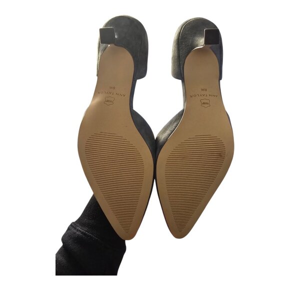 Share Ann Taylor Women's Gray Suede CutOutbNip Toe Kitten Heel Pumps sz 8M - Picture 2 of 7